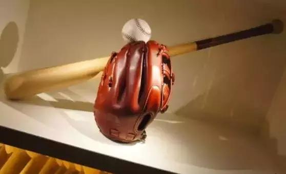 Prada卖185美刀的回形针被群嘲，那你让LV、爱马仕、superme怎么办？