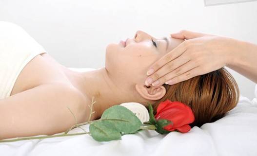 早上起来眼睛和脸浮肿是什么原因,早晨起来怎样快速消除脸上浮肿