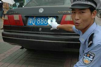 等红灯时被后面的车撞,等红灯时被后来车辆撞出去十几米