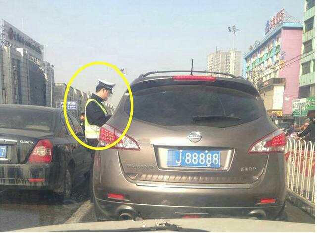 等红灯时被后面的车撞,等红灯时被后来车辆撞出去十几米