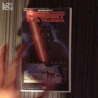 电影中人物从车里走出来画面,电影角色从dvd盒里跑出来