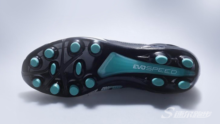 足球鞋钢钉对膝盖危害大吗,足球鞋知识科普之足球鞋怎么选