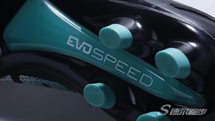 足球鞋钢钉对膝盖危害大吗,足球鞋知识科普之足球鞋怎么选