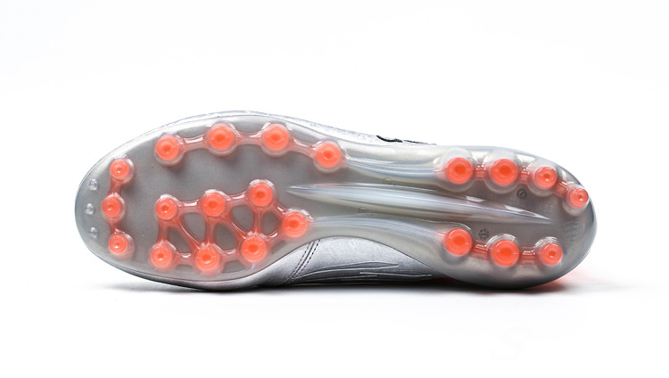 足球鞋钢钉对膝盖危害大吗,足球鞋知识科普之足球鞋怎么选