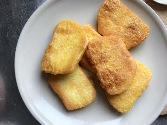 冰箱硬邦邦的剩馒头，这样做香酥可口，整个过程2分钟就搞定