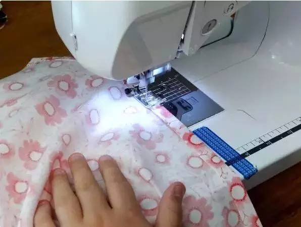 沙发塌陷用一物填充马上恢复如新，几个枕头就能做出舒适的榻榻米？