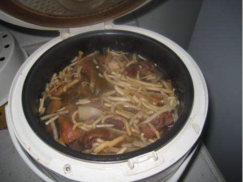 婆婆给坐月子的我下厨，感觉好饿，但是真的吃不下！