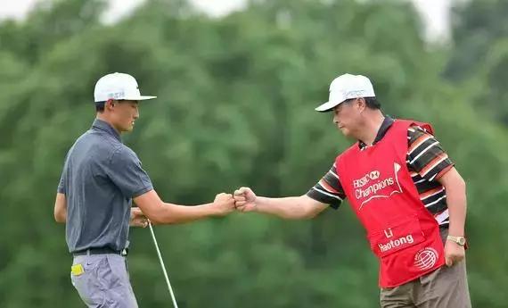 妈妈帮儿子在有鳄鱼的湖里捡球杆，中国高球一哥还没断奶吗