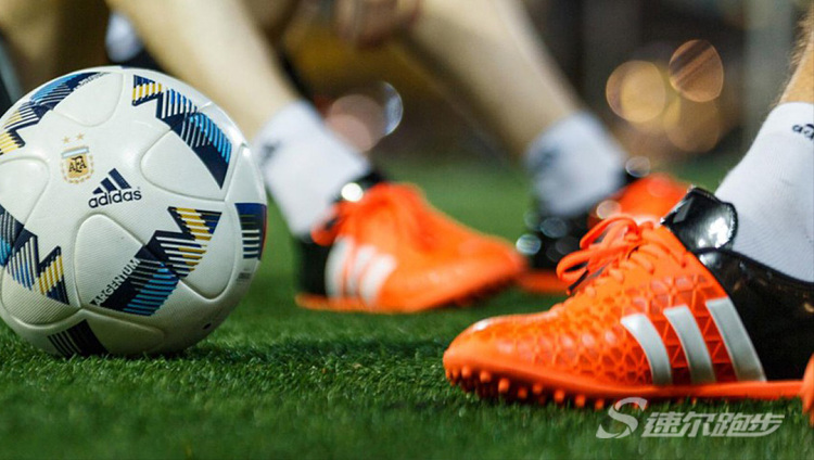 足球鞋钢钉对膝盖危害大吗,足球鞋知识科普之足球鞋怎么选