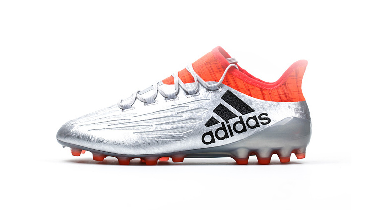 足球鞋钢钉对膝盖危害大吗,足球鞋知识科普之足球鞋怎么选