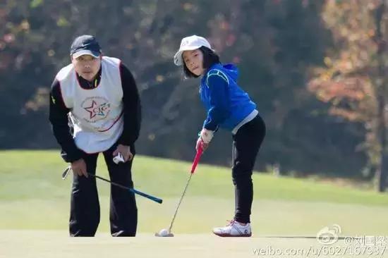 妈妈帮儿子在有鳄鱼的湖里捡球杆，中国高球一哥还没断奶吗