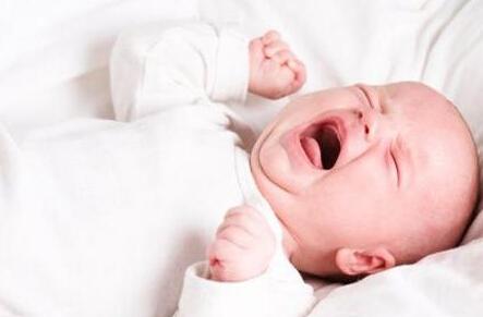 宝宝晚上突然大哭身体往后仰,婴儿突然大哭满脸通红怎么回事