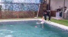 狗狗不敢下河游泳怎么办,狗狗多大就可以游泳了