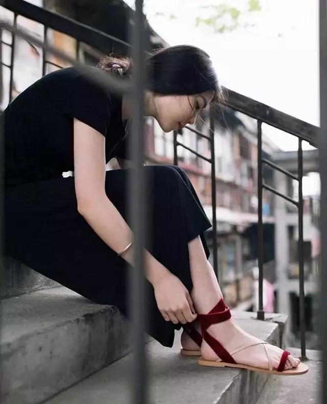 高能少年团杨紫奚梦瑶周冬雨出场,周冬雨奚梦瑶vogue对比