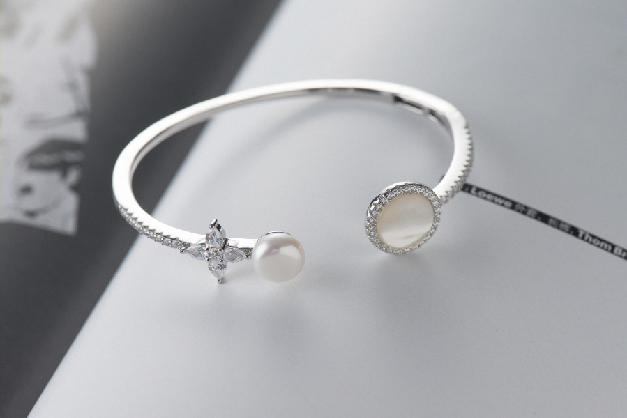 有病的人戴银饰会变黑吗,戴银饰变黑是什么原因