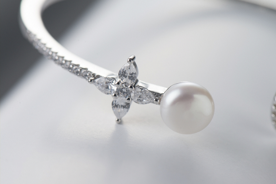 有病的人戴银饰会变黑吗,戴银饰变黑是什么原因