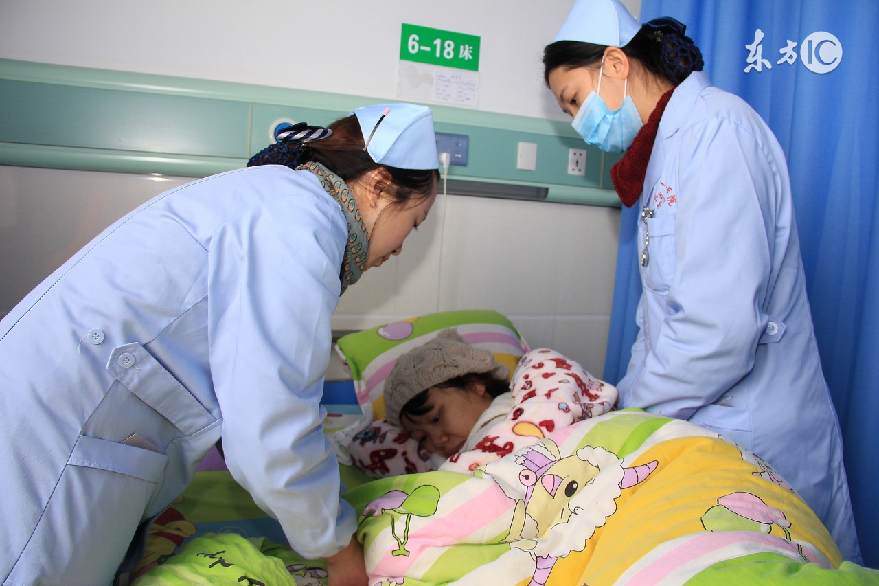 怎么护理刚顺产的产妇和小宝宝,产妇顺产侧切怎么恢复