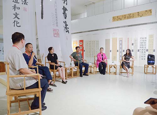 北大美女用标准化课程教人学书法，获徐小平投资，年营收近亿元