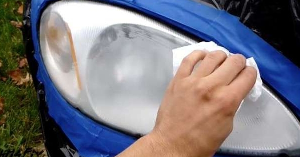 他拿出砂纸把雾化的车灯来回的擦，接下来神奇的事情发生了！