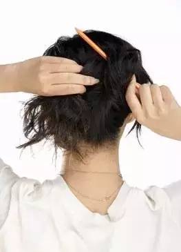 女子用红色裤头扎头发,用蕾丝内裤扎头发好看吗