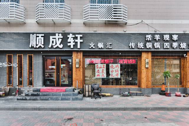 没有“马砂”怎么办？在白堤路这家天津范儿的“吃货大食堂”里，烧烤、火锅、麻小、炒海鲜可以轮番PK到凌晨2点！