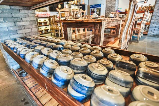 没有“马砂”怎么办？在白堤路这家天津范儿的“吃货大食堂”里，烧烤、火锅、麻小、炒海鲜可以轮番PK到凌晨2点！