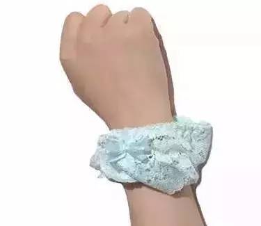 女子用红色裤头扎头发,用蕾丝内裤扎头发好看吗