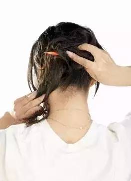 女子用红色裤头扎头发,用蕾丝内裤扎头发好看吗