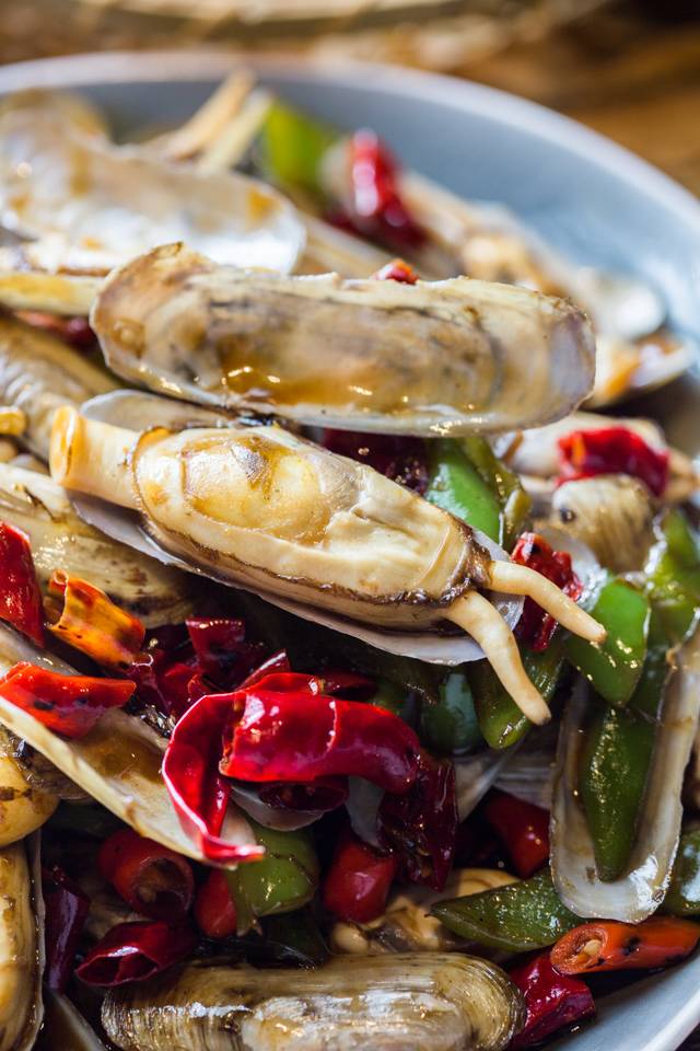 没有“马砂”怎么办？在白堤路这家天津范儿的“吃货大食堂”里，烧烤、火锅、麻小、炒海鲜可以轮番PK到凌晨2点！