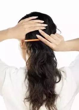 女子用红色裤头扎头发,用蕾丝内裤扎头发好看吗