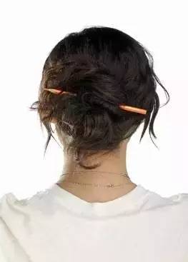 女子用红色裤头扎头发,用蕾丝内裤扎头发好看吗