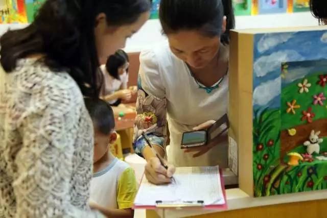 图书馆开展户外亲子绘板画活动,亲子童乐坊活动