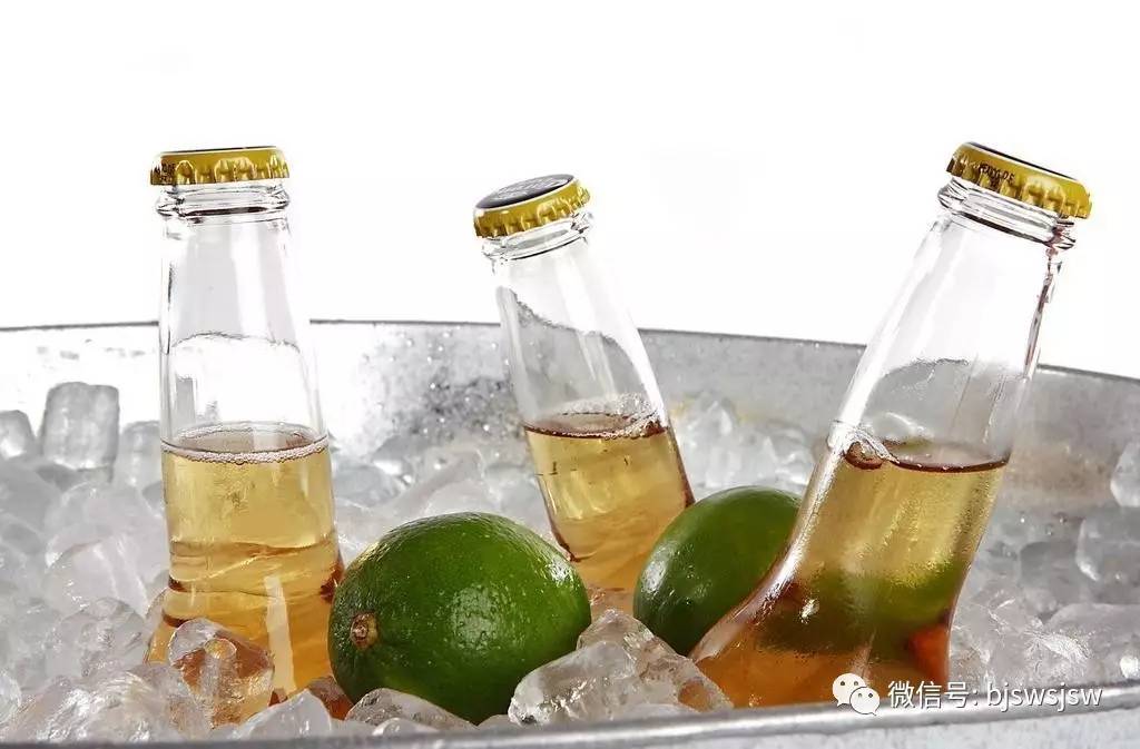 天热想喝冷饮是怎么回事,热天喝冷饮为什么头会疼