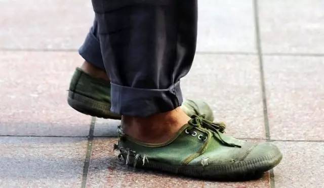 找乐子｜赶紧翻出家里压箱底的塑料拖鞋和洗澡篮子，它们要带你走上时尚巅峰！