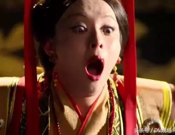 靓女关注！肇庆街头出现变态猥琐男，公交车站*拍偷**女性裙底