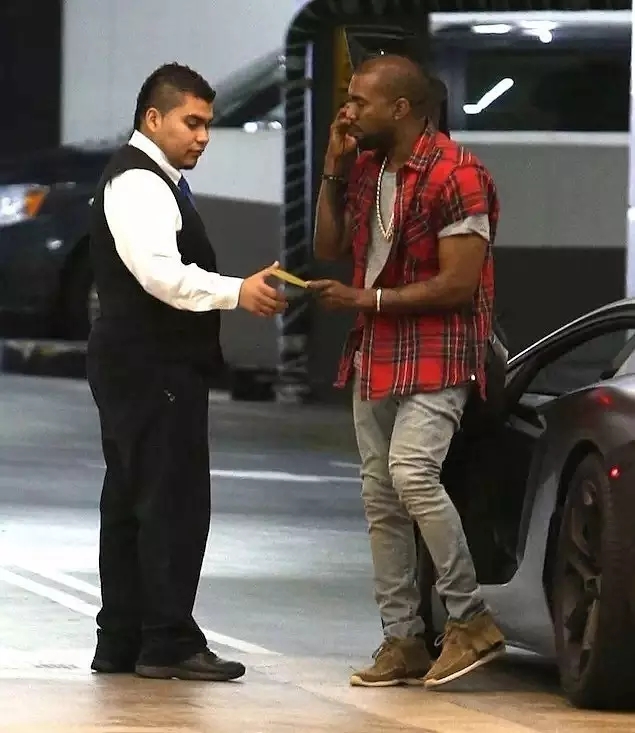 一把伞卖10万天价,一把伞卖七十万块