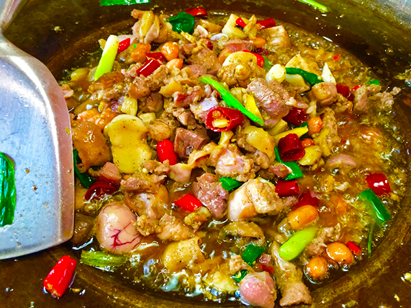 斗鸡打斗前喂葡萄糖,斗鸡精神斗志昂扬