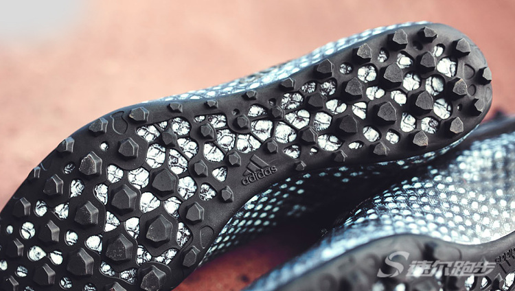 足球鞋钢钉对膝盖危害大吗,足球鞋知识科普之足球鞋怎么选