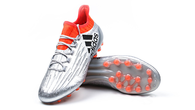 足球鞋钢钉对膝盖危害大吗,足球鞋知识科普之足球鞋怎么选