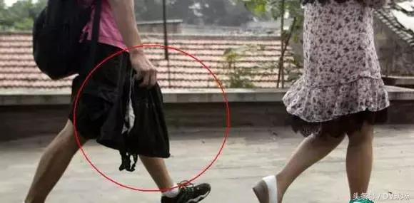 靓女关注！肇庆街头出现变态猥琐男，公交车站*拍偷**女性裙底