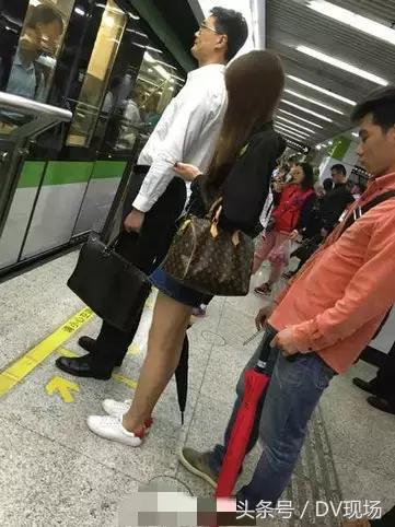 靓女关注！肇庆街头出现变态猥琐男，公交车站*拍偷**女性裙底