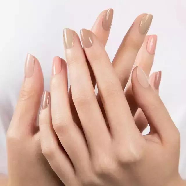 夏日冰透色指甲油,夏季指甲油又显白又霸气的颜色