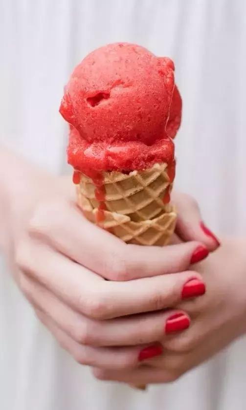 夏日冰透色指甲油,夏季指甲油又显白又霸气的颜色