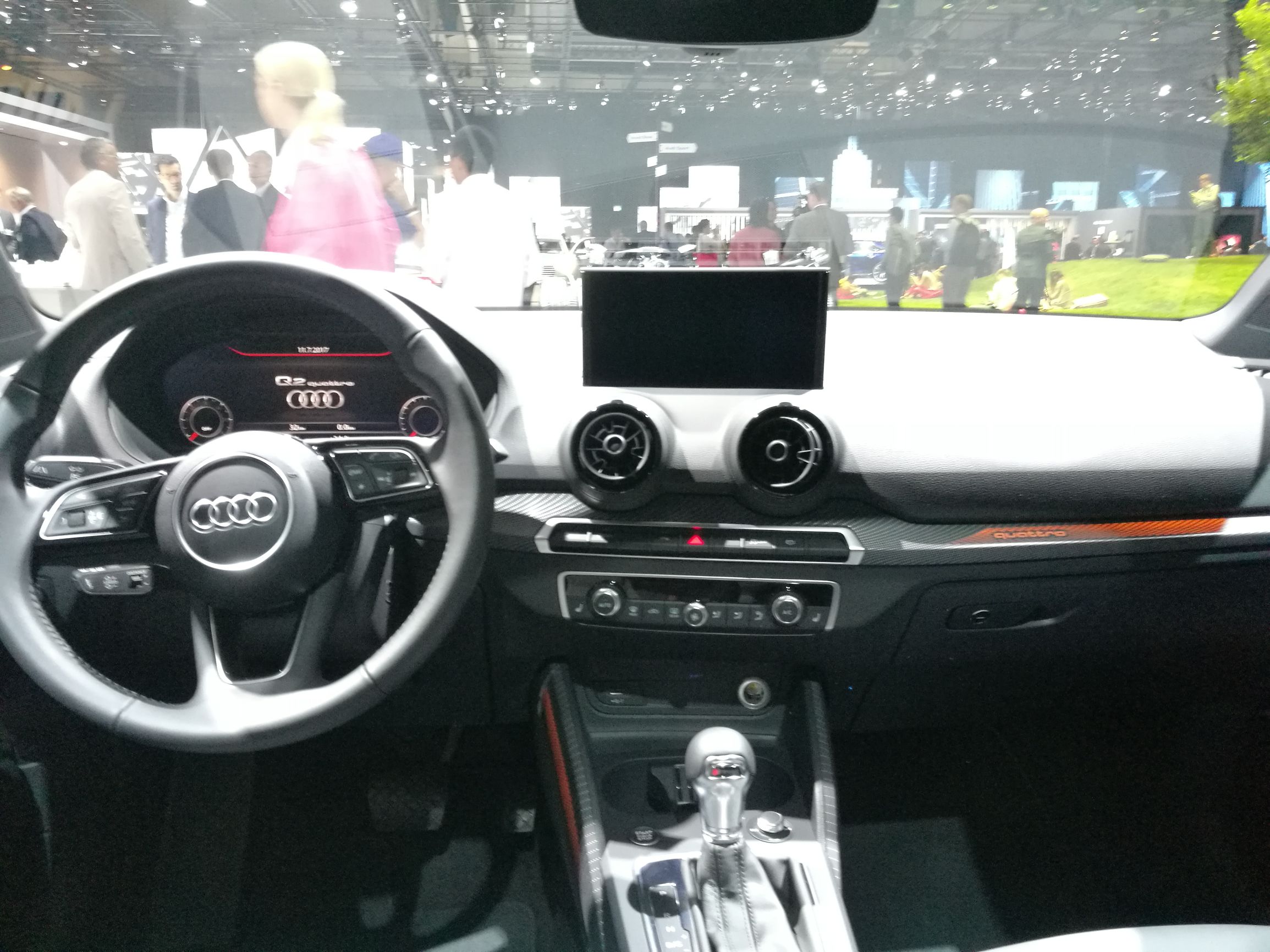 奥迪q2l15万落地,奥迪q2内饰最新款