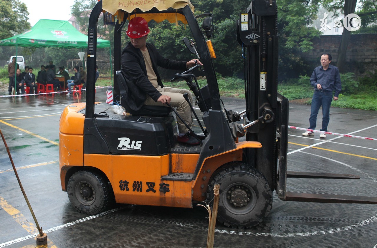 学叉车培训一般多少钱,学开叉车学费是多少钱