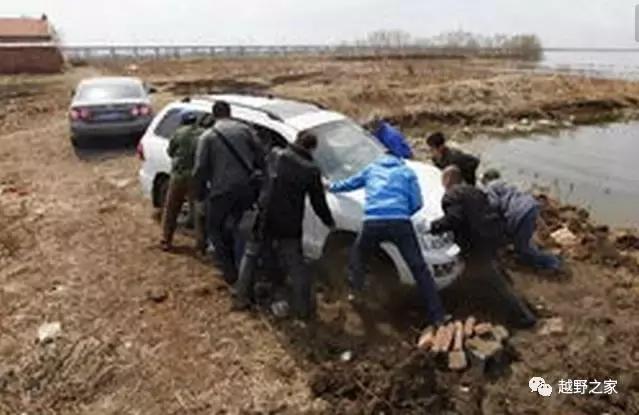 车被陷住怎么自救,车被陷住怎么推