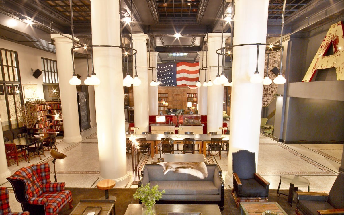 他是酒店界的乔布斯，一手创造出全世界最酷的酒店，还把跨界玩到极致