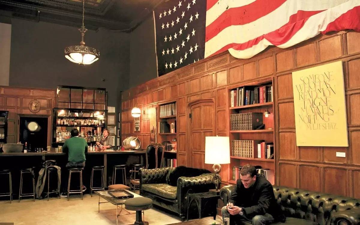 他是酒店界的乔布斯，一手创造出全世界最酷的酒店，还把跨界玩到极致