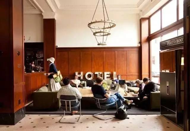 他是酒店界的乔布斯，一手创造出全世界最酷的酒店，还把跨界玩到极致