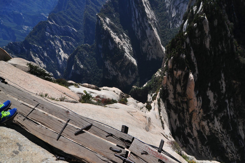 世界上最恐怖的栈道：由30多厘米宽的木板和条石搭建，上是悬崖绝壁，下是万丈深渊，仅靠一条铁索作为抓手